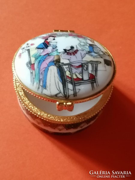 A tasteful porcelain jewelry box with an oriental pattern