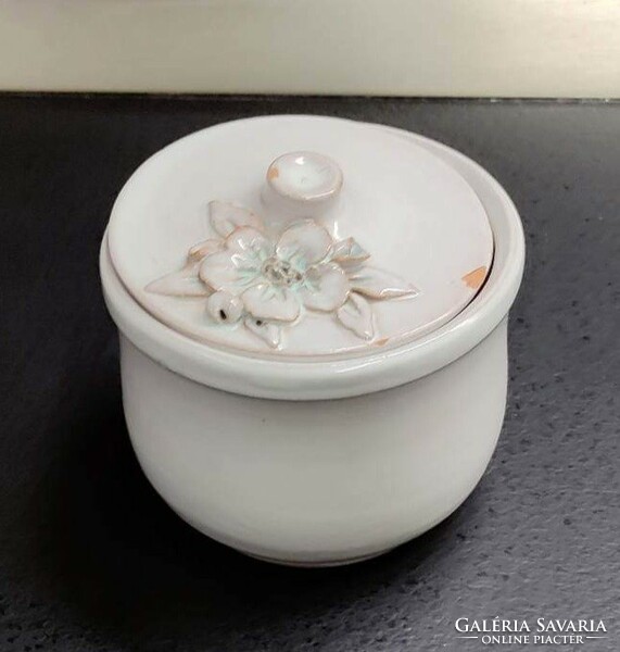 Ceramic bowl with lid
