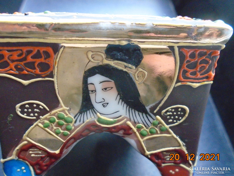 Satsuma moriage négyszögletes füstölő Kannon és Rakan minta