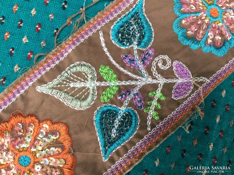 Hosszú díszes hímzett textil dekor csík szalag ruha függöny ágytakaró aljára