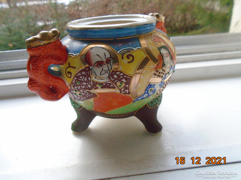 Satsuma moriage vase with hand-painted cannon and rakan pattern with dragon dog pliers on 3 legs