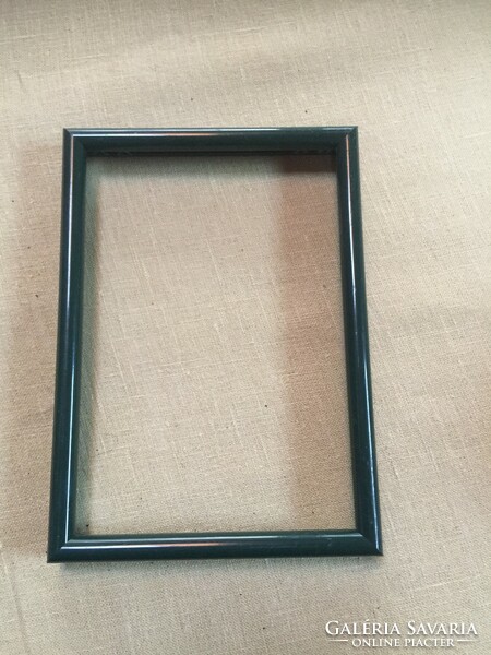 2 picture frames, one plastic, green, the other wooden, white (fszfp)