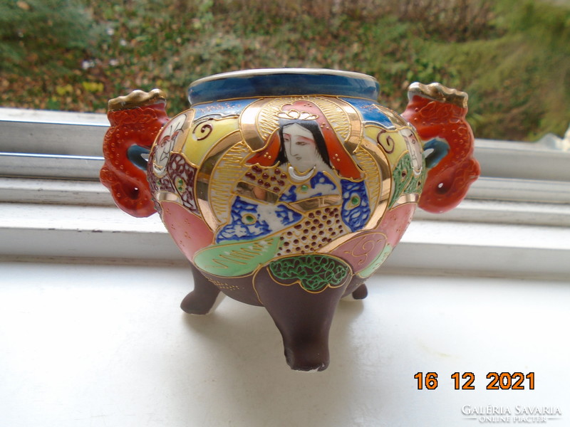 Satsuma moriage vase with hand-painted cannon and rakan pattern with dragon dog pliers on 3 legs