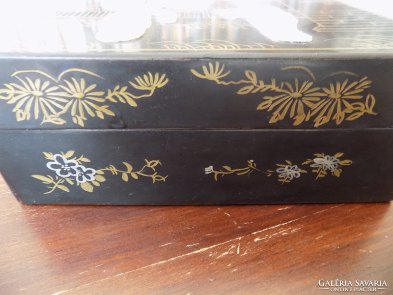 Old bone applique Japanese lacquer box with geishas !!
