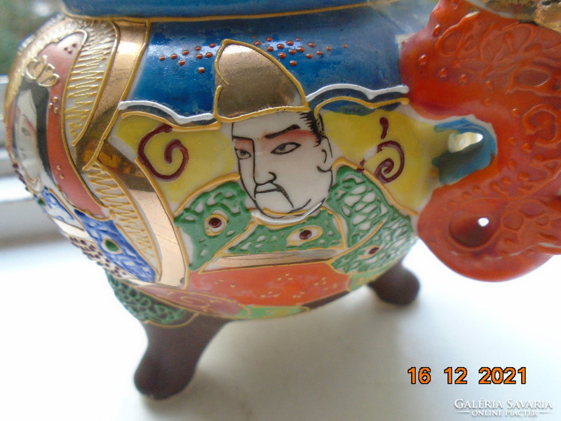 Satsuma moriage vase with hand-painted cannon and rakan pattern with dragon dog pliers on 3 legs