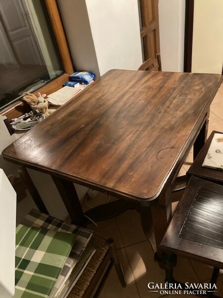 Ebédlő garnitúra (Ebédlő asztal + 4 db szék), ónémet, a Gróf Széchenyi családtól (Nagycenk) származó