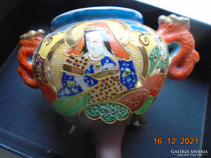 Satsuma moriage váza kézzel festett Kannon és Rakan mintával,sárkány kutya fogókkal 3 lábon