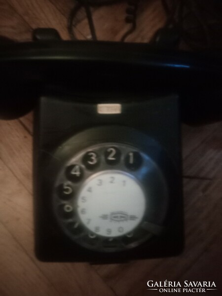 Fekete tárcsás telefon az 1950-60-as évekből