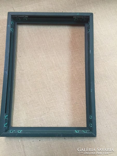 2 picture frames, one plastic, green, the other wooden, white (fszfp)