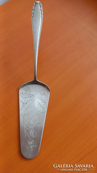 Vintage bensdorf alpaca strawberry pattern cake shovel in good condition, marked, 24 cm.