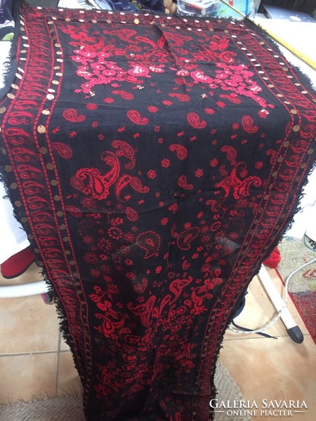 Stole decorated with sequins on a black background with a red ornamental pattern, Indian style
