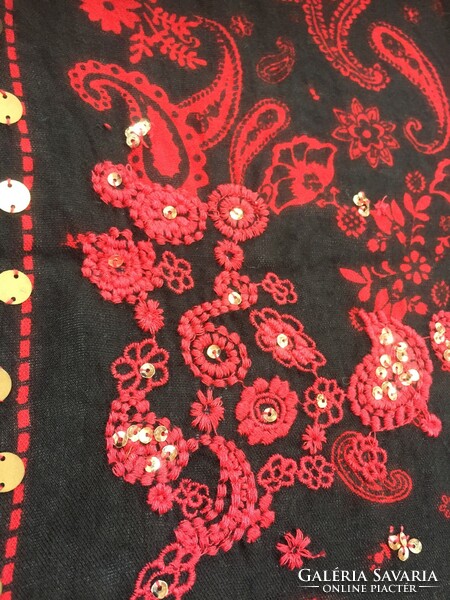 Fekete alapon piros ornamentikus mintával, flitterekkel díszített stóla, indiai stílus