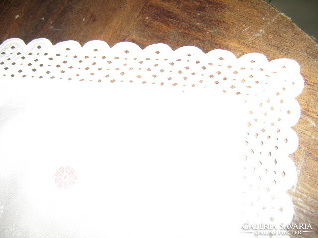 Álomszép ünnepi anyagában hímzett maderia csipkés selyemdamaszt terítő 2 db szalvétával