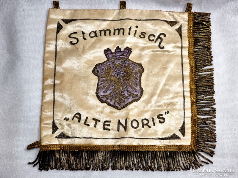 Stammtisch Altenoris/fordításban,Altenoris leszármazottja -fémszálas hímzéssel díszített zászló 1926