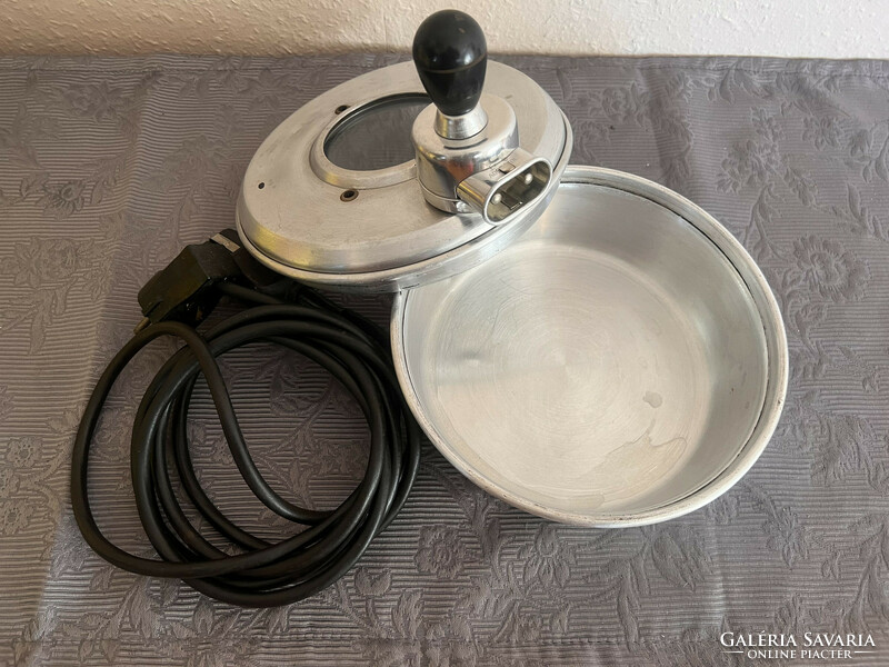Remoska-style cooking vessel