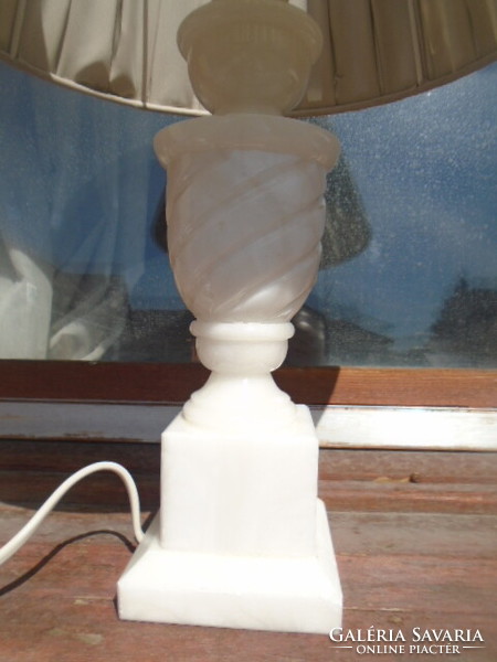 Gyönyörű elegáns,alabàstrom( Cararai màrvàny?)asztali lámpa tökéletes működik.szép búra! antik