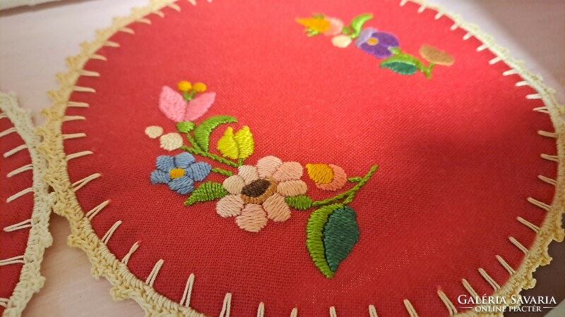 Embroidered linen decorative tablecloths
