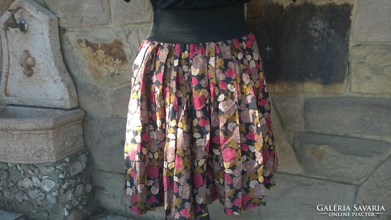 Pretty Italian loose-fitting short skirt with elasticated waist s-m