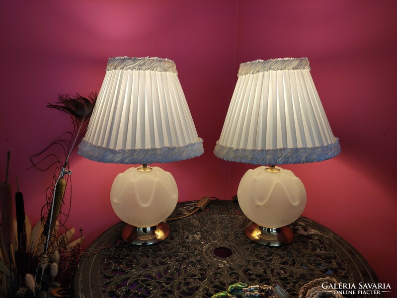 Tejüveg gömb testű réz talpas elegáns vintage éjjeli lámpa pár rakott fehér ernyővel