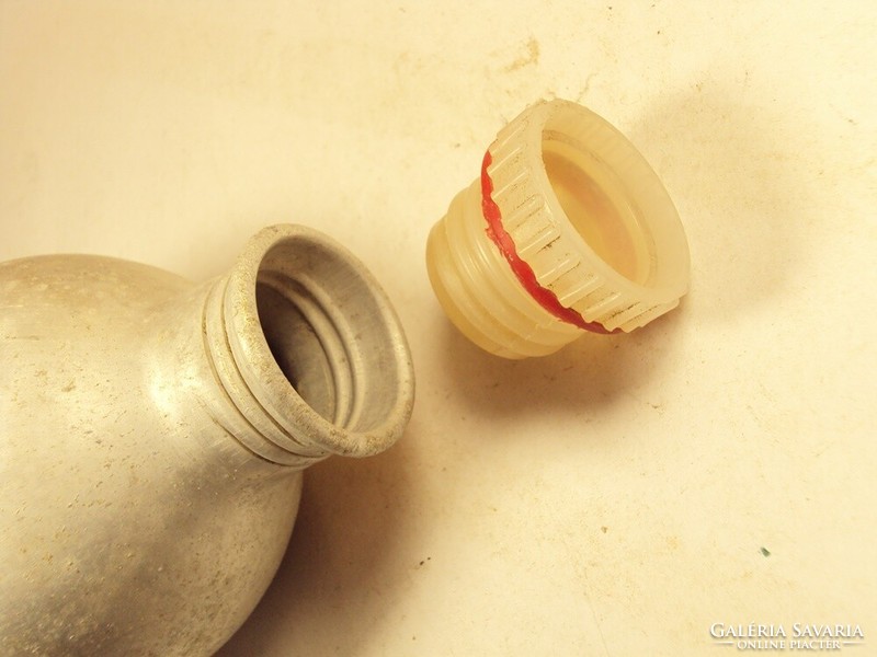 Régi retro alu alumínium palack, kulacs műanyag kupakkal