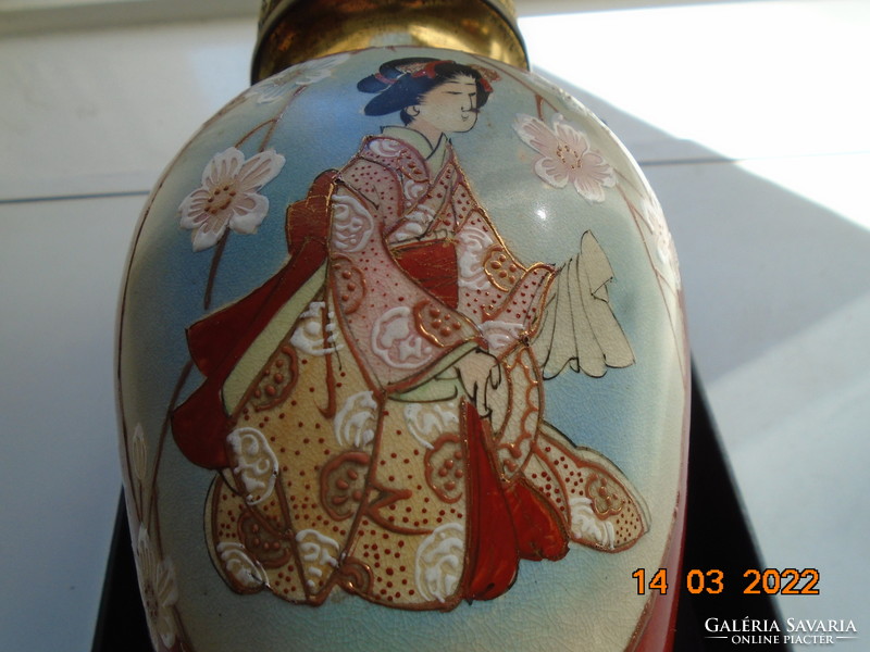 Antik japán porcelán és aranyozott bronz váza Gésával, cseresznye virággal, Fo kutyával ,restaurált