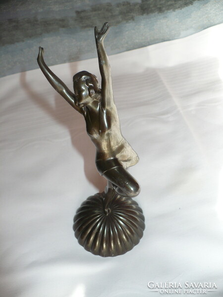 Patinás női bronz szobor
