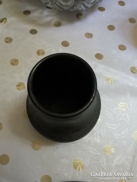 Jelzett kerámia váza fekete