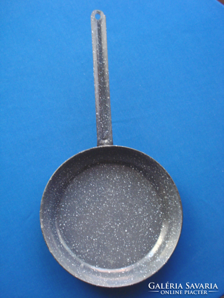 Retro enamelled pan with handle