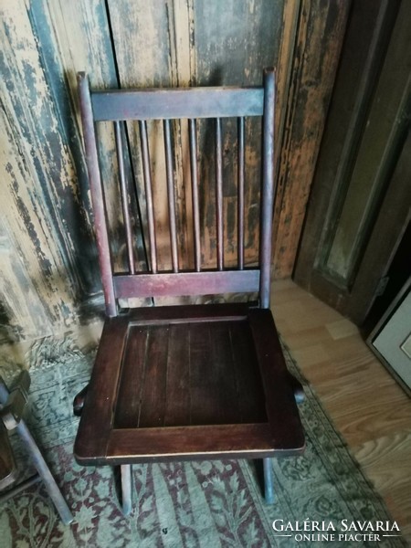 Keményfa összecsukható székek párban, 20. század elejei kinti vagy benti székek eredeti festéssel