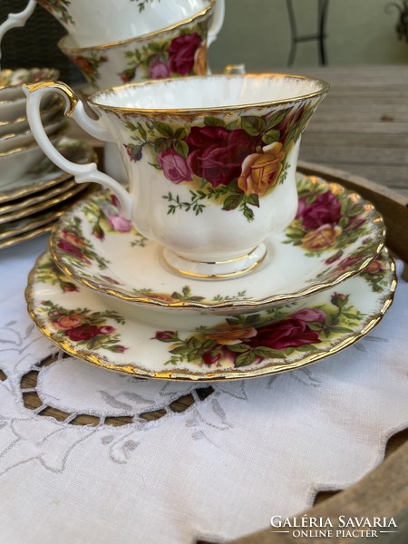 Winter fair! Showcase condition royal albert old country roses breakfast set, tea trio