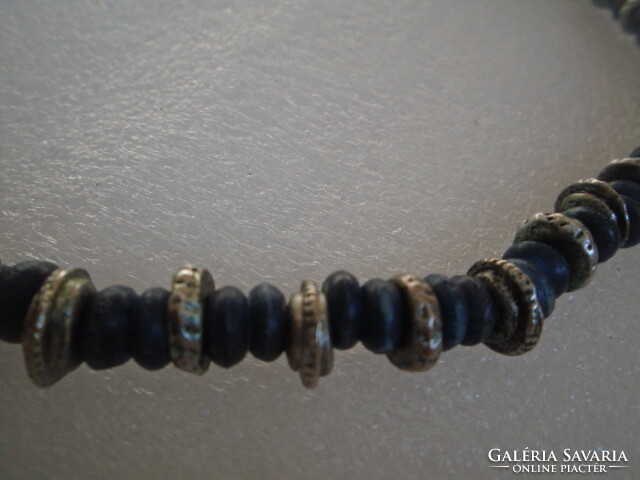 Agátból fűzött l díszített etnikumi kézműves nyaklánc art decó stilusban T ezüst kiegészitővel