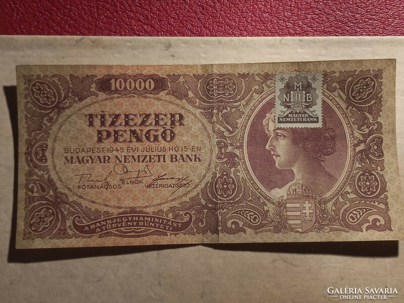 1945 10000 pengő has a lower serial number