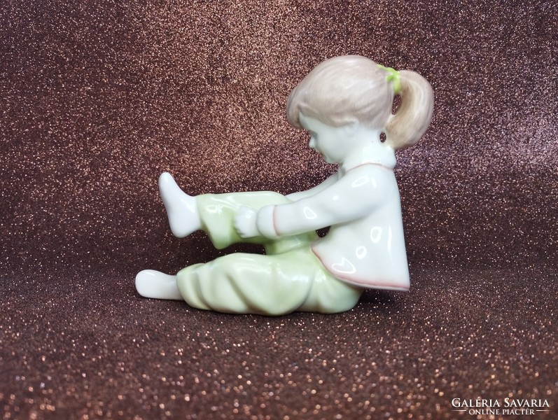 Aquincum porcelán - öltözködő lány №1
