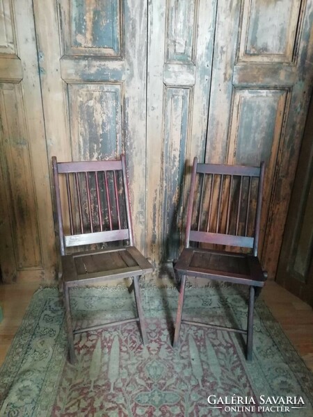 Keményfa összecsukható székek párban, 20. század elejei kinti vagy benti székek eredeti festéssel