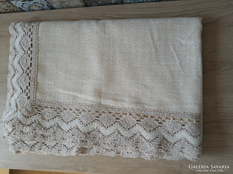 Elegant, thick, lace-edged cotton tablecloth (208x140)