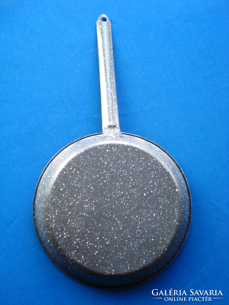 Retro enamelled pan with handle