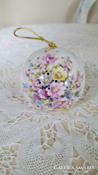 Szép virágcsokros potpourri tartó porcelángömb