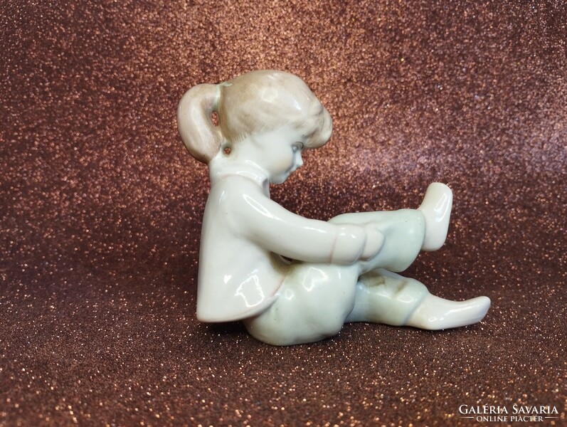 Aquincum porcelain - dressing girl №2