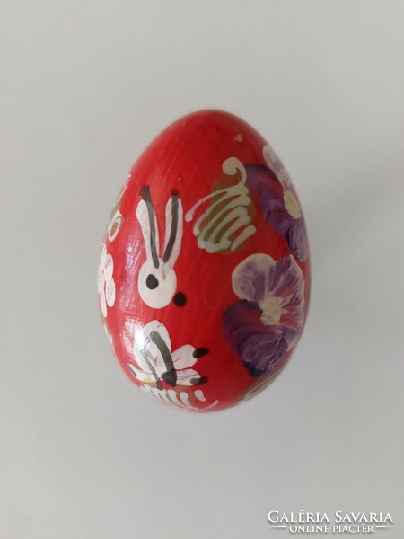 Régi festett piros tojás fehér nyuszis virágos retro húsvéti fatojás