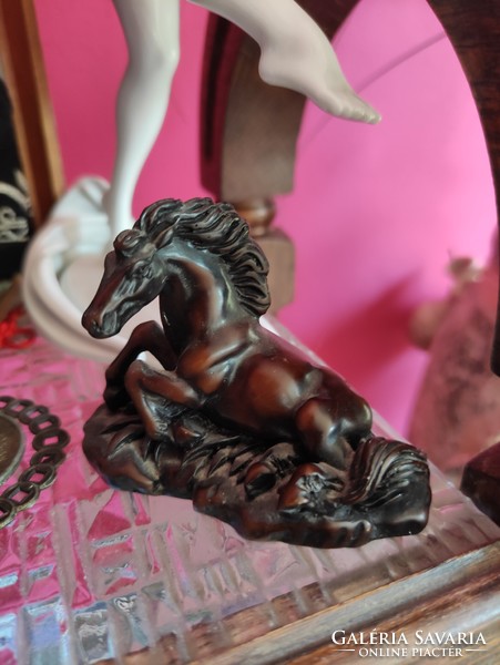 Fekvő ló figura zsirkő szobor