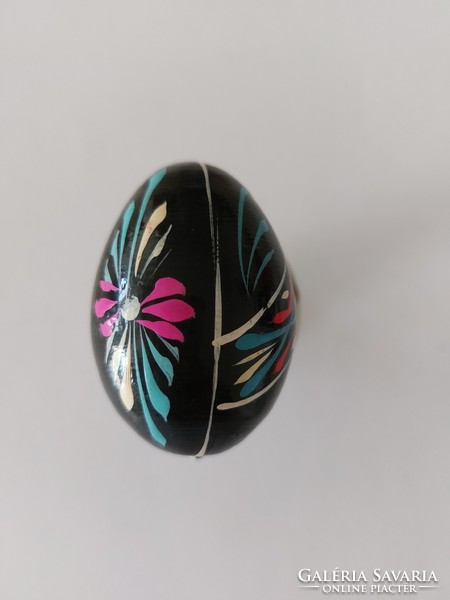 Régi festett tojás fekete virágos retro húsvéti fatojás