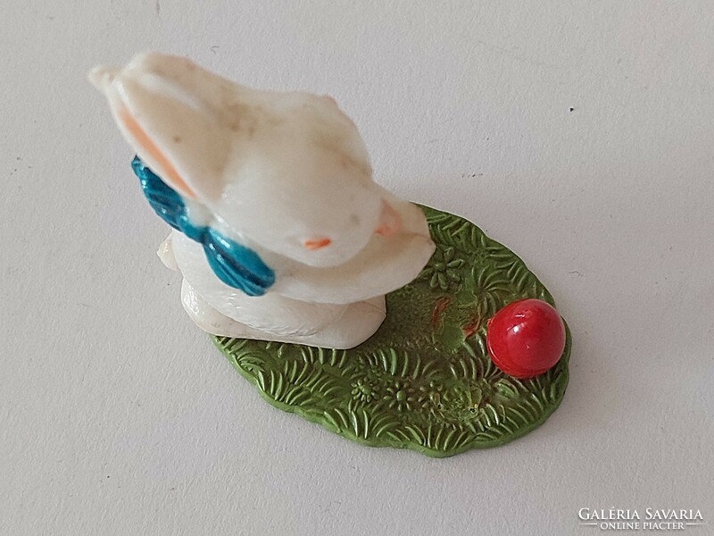 Régi húsvéti műanyag nyuszi fehér nyúl piros tojással