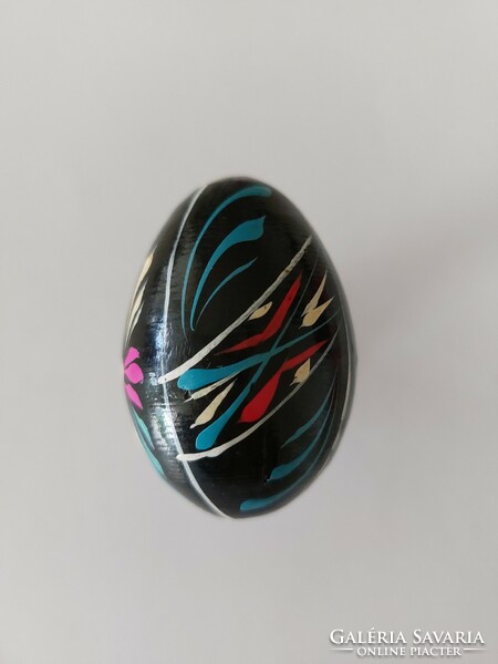 Régi festett tojás fekete virágos retro húsvéti fatojás