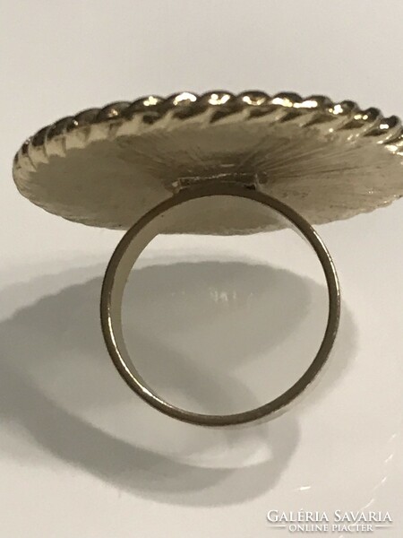 Vasmacskával díszített, zománcozott fejű gyűrű, 8-as méret