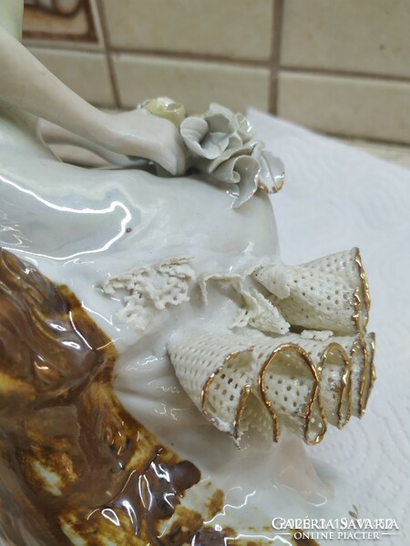 Gyönyörű női porcelán szobor, csipkés ruhás hölgy eladó! Alba Júlia kézzel festett, jelzett 28 cm