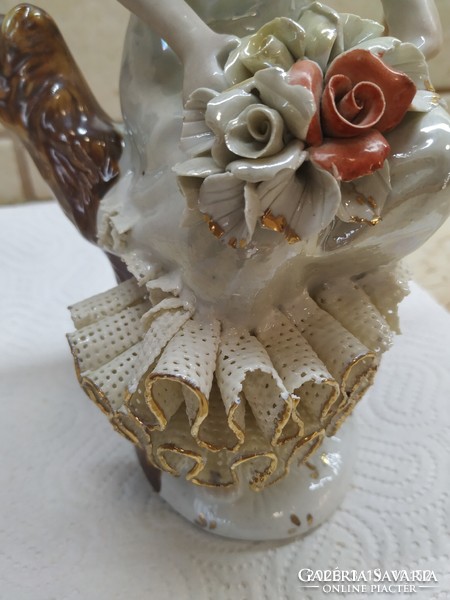 Gyönyörű női porcelán szobor, csipkés ruhás hölgy eladó! Alba Júlia kézzel festett, jelzett 28 cm