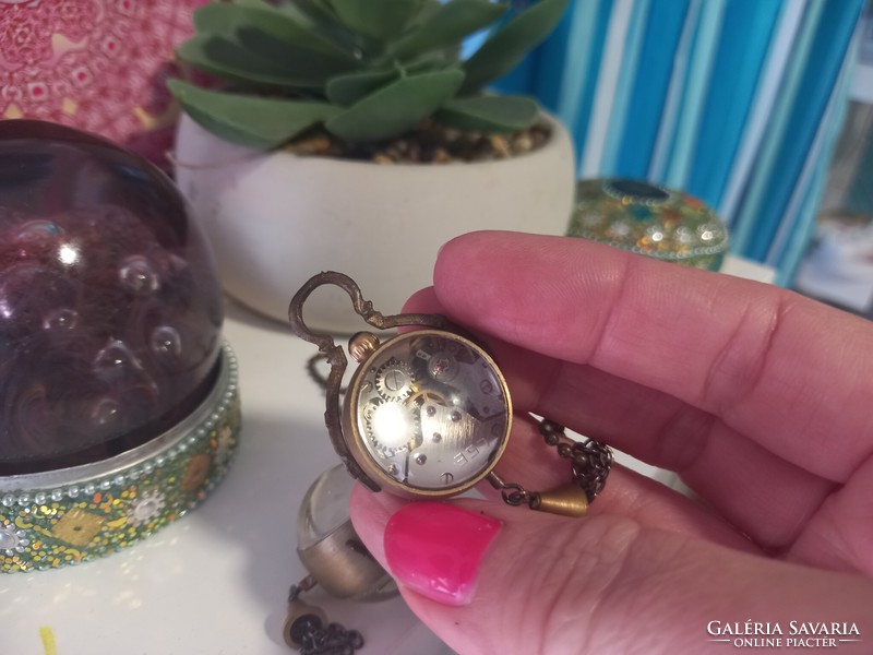Omega spherical necklace watch/pocket watch, in a copper socket, diameter 3cm