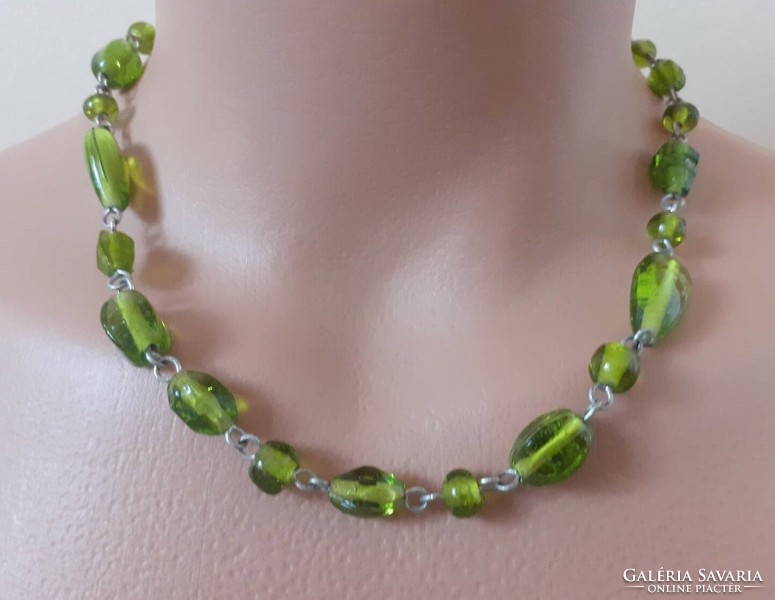 Zöld üveggyöngyökből álló nyaklánc