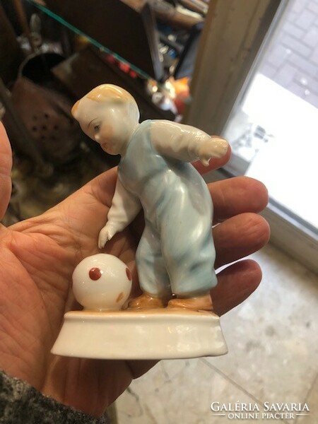 Zsolnay porcelán labdázó kisfiú, 12 cm-es nagyságú.