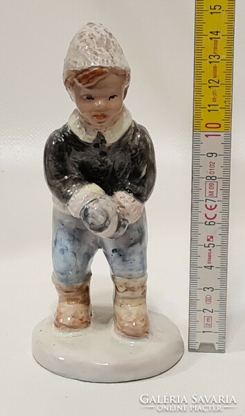 "Izsépy" Izsépy Margit jelzett hógolyózó kisfiú mázas kerámia figura (2563)